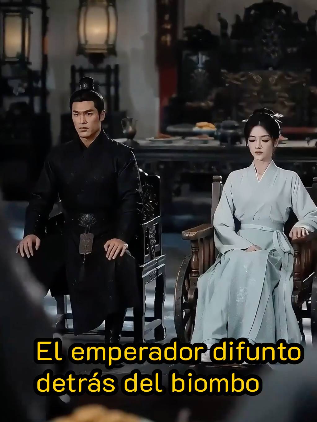 El emperador difunto detrás del biombo